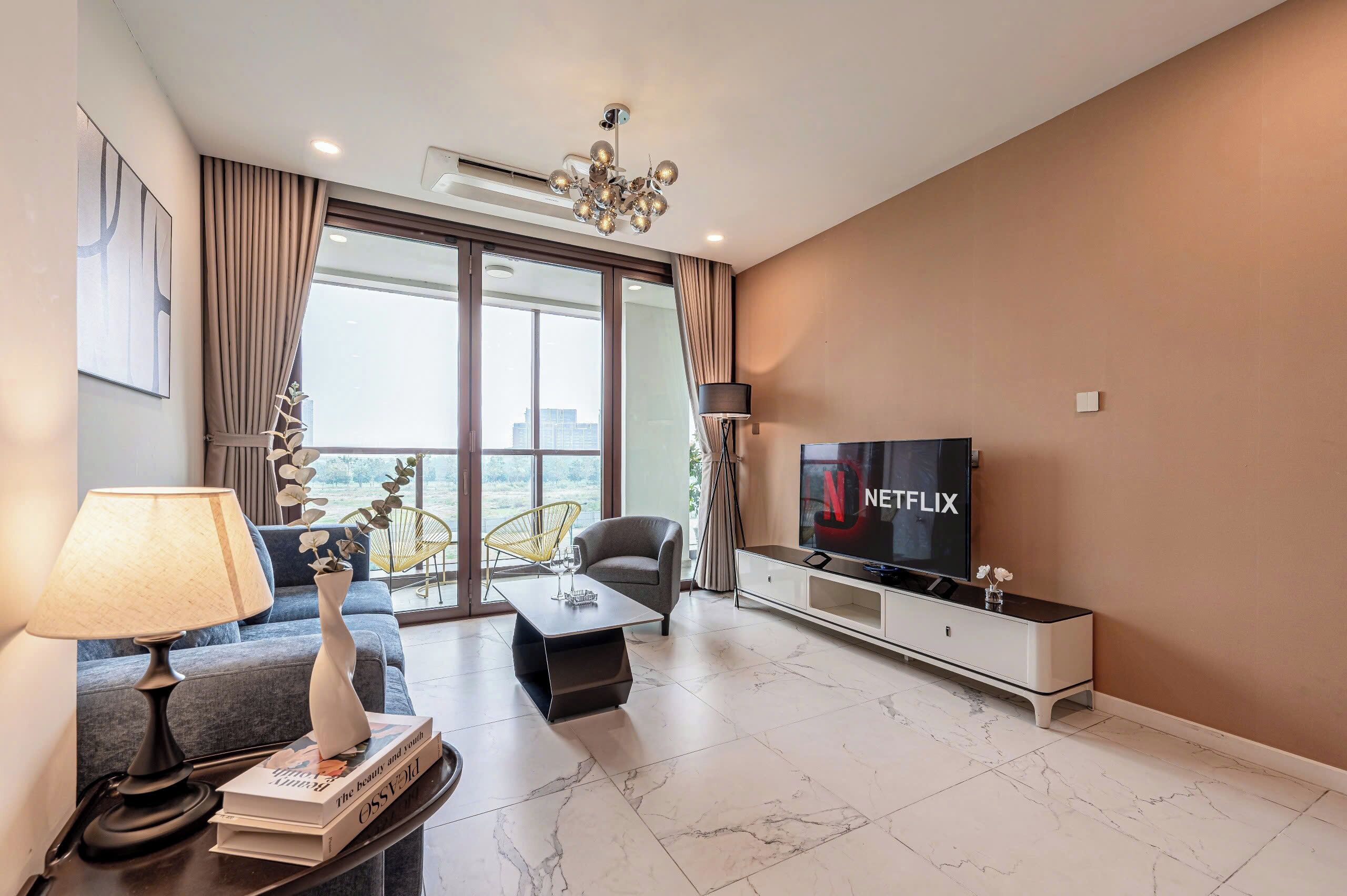 Leilighet – deluxe, 3 soverom, balkong | Oppholdsområde | En 47-tommers smart-TV med kabel-kanaler samt filmkjøp