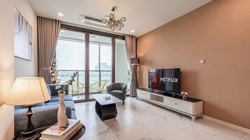 Leilighet – deluxe, 3 soverom, balkong | Oppholdsområde | En 47-tommers smart-TV med kabel-kanaler samt filmkjøp