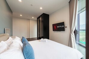 Leilighet – deluxe, 3 soverom, balkong | Sengetøy av topp kvalitet, senger med Select Comfort-madrass og minibar