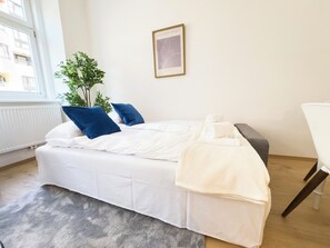Standard Apartment, 2 Bedrooms, Kitchen | 거실 공간 | 디지털 채널 시청이 가능한 40인치 LED TV, 넷플릭스, 스트리밍 서비스