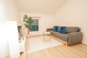 Comfort Apartment, 2 Bedrooms, Kitchen | Oturma alanı | Dijital TV kanalları bulunan 40 inç LED televizyon, Netflix 