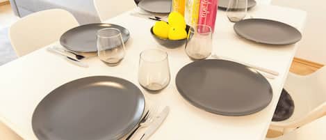 Standard Apartment, 2 Bedrooms, Kitchen | Wohnbereich | 40-Zoll-LED-Fernseher mit Digitalempfang, Netflix, Streaming-Dienste