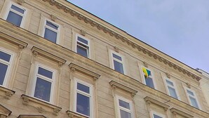 Monikerroksinen rakennus, jossa on klassinen arkkitehtoninen tyyli, tasaisin välein sijoitetut ikkunat ja koristeelliset listat.