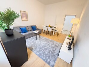 Standard Apartment, 2 Bedrooms, Kitchen | 거실 공간 | 디지털 채널 시청이 가능한 40인치 LED TV, 넷플릭스, 스트리밍 서비스