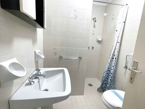 Ein Badezimmer mit Waschbecken, Toilette und Dusche.