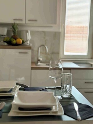 Fridge, stovetop, coffee/tea maker, cookware/dishes/utensils - Studio Studio flat More with sea view (Krk)
