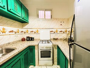 Casa tradicional, sinalização e notificação para pessoas com deficiência visual, sacada | Cozinha privada | Geladeira grande, micro-ondas, fogão, cooktop