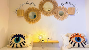 Traditional-Haus, Braillebeschilderung, Balkon | Laptopgeeigneter Arbeitsplatz, kostenloses WLAN