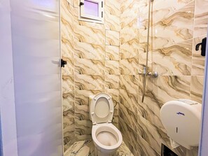 Casa tradicional, sinalização e notificação para pessoas com deficiência visual, sacada | Banheiro | Chuveiro, produtos de toalete grátis