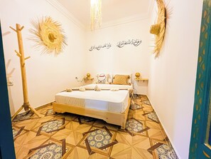 Casa tradicional, sinalização e notificação para pessoas com deficiência visual, sacada | Espaço de trabalho para notebook, Wi-Fi de cortesia