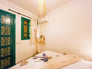 Memory-foam beds, laptop workspace, free cots/infant beds, free WiFi - Porte Principale (Marrakech)