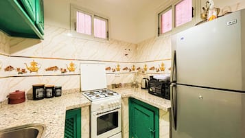 Traditional House, Accessible, Balcony | Private kitchen | Full-sized fridge, microwave, oven, stovetop