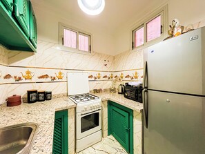 Traditional House, Accessible, Balcony | Private kitchen | Full-sized fridge, microwave, oven, stovetop - Porte Principale  (Marrakech)