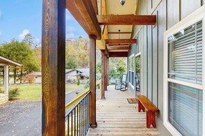 Terrace/patio - Family Friendly Downtown Cabin, Sleeps 6・ Grill (Gatlinburg)