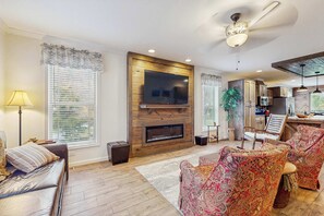 TV, fireplace, offices - Family Friendly Downtown Cabin, Sleeps 6・ Grill (Gatlinburg)