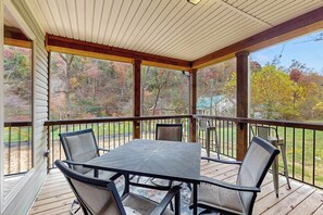 Outdoor dining - Family Friendly Downtown Cabin, Sleeps 6・ Grill (Gatlinburg)