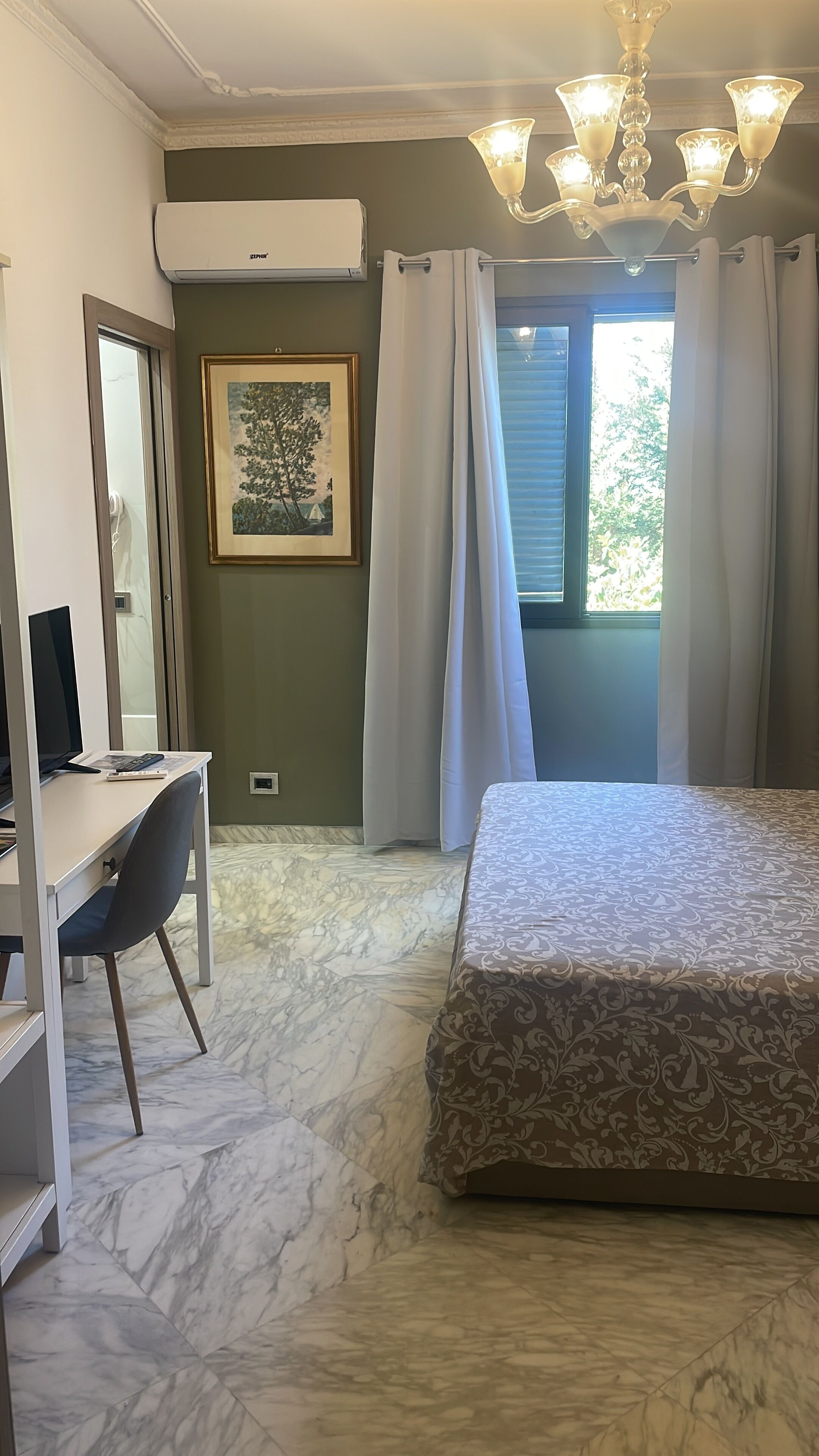 Escritorio, cortinas blackout y wifi gratis 