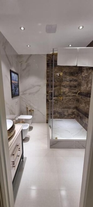 Shower, free toiletries, hair dryer, bathrobes - Hotel Safo Dushanbe  (Dushanbe)