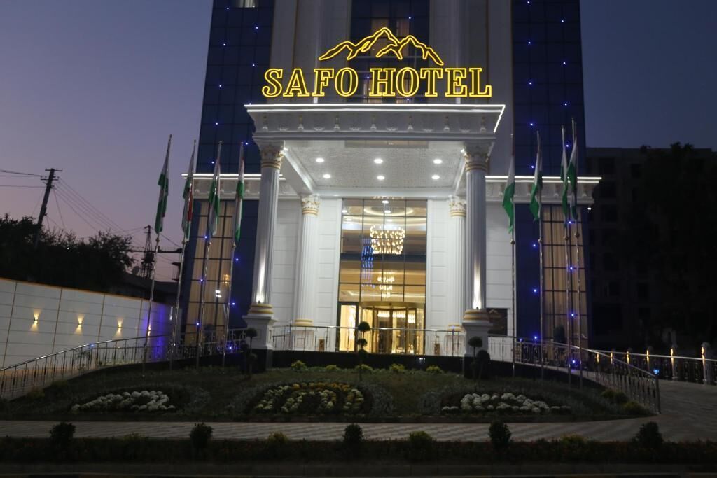 The exterior of the Safo Hotel with its entrance and surrounding landscaping.
