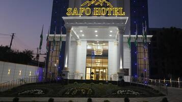 The exterior of the Safo Hotel with its entrance and surrounding landscaping.