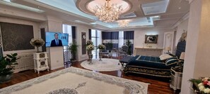 Apartamento familiar, vistas a la ciudad | Caja fuerte, escritorio, espacio para trabajar con un portátil