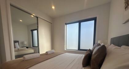 East suburb four bedroom townhouse WIFI Garage