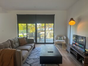 TV, offices - East suburb four bedroom townhouse WIFI Garage (Glen Waverley)