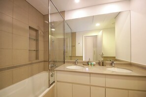 Appartamento Luxury, 2 camere da letto, balcone, vista piscina | Bagno | Set di cortesia gratuito, asciugacapelli, asciugamani, sapone