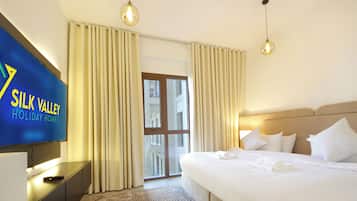 Appartamento Luxury, 2 camere da letto, balcone, vista piscina | Postazione laptop, ferro/asse da stiro, Wi-Fi gratuito