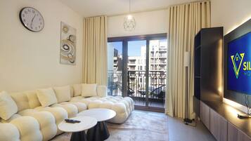 Apartamento superluxo, 2 quartos, sacada, vista para a piscina | Área de estar