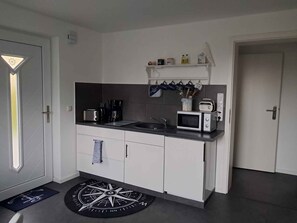 Fridge, microwave, stovetop, coffee/tea maker - Holiday Apartment Steering Wheel (Zinnowitz (Seebad))