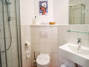 Apartment | Bathroom - Bernsteinsee Hotel and Ferien Standard Suite Room (Sassenburg)