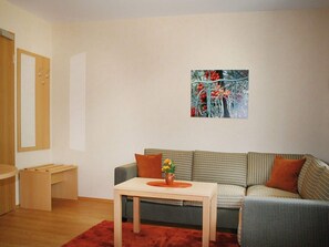 Apartment | Living room - Bernsteinsee Hotel and Ferien Standard Suite Room (Sassenburg)