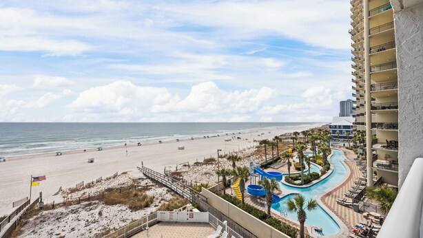 Un resort en la playa con piscina, acceso directo a la costa y vistas al océano.