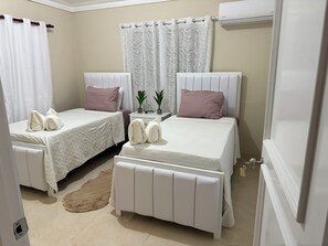 3 bedrooms, iron/ironing board, WiFi, bed sheets - Peaceful 3-bedroom building with AC in Punta Cana (Punta Cana)