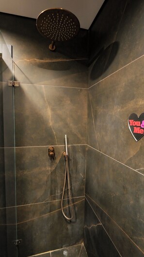 Shower, hair dryer, towels, soap - Spacious 5-Room Apartment Near the Sea – Bat Yam (Bat Yam)