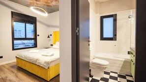 Iron/ironing board, Internet, bed sheets - Spacious 5-Room Apartment Near the Sea – Bat Yam (Bat Yam)