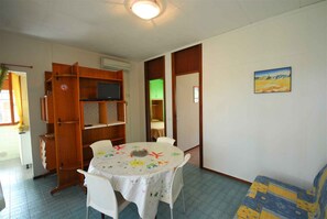 Dining - Holiday apartment with air conditioning, garden and terrace (Lignano Sabbiadoro)