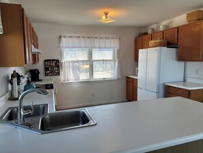 Jääkaappi, mikroaaltouuni, uuni, liesi