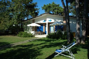 Property grounds - Holiday home with air conditioning, garden and terrace (Lignano Sabbiadoro)
