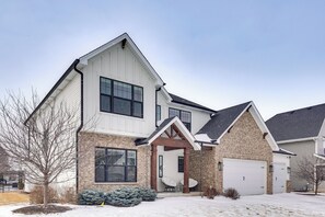 House (3 Bedrooms) | Interior - Bring the Family! Suburban Gem in Plainfield (Plainfield)