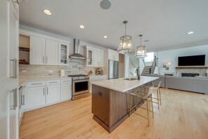 House (3 Bedrooms) | Interior - Bring the Family! Suburban Gem in Plainfield (Plainfield)