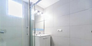 Shower, hair dryer, towels, toilet paper - 83 – BeachFront Apartment with Views in Fuengirola (Fuengirola)