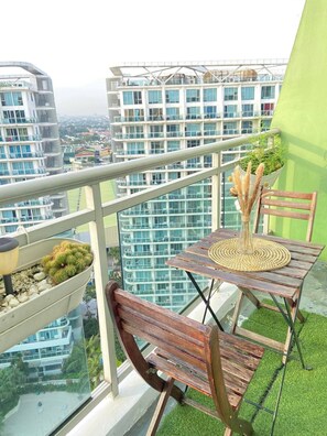 Basic Apartment, Balcony, City View | Outdoor dining - Azure Residences Bahamas (Parañaque)