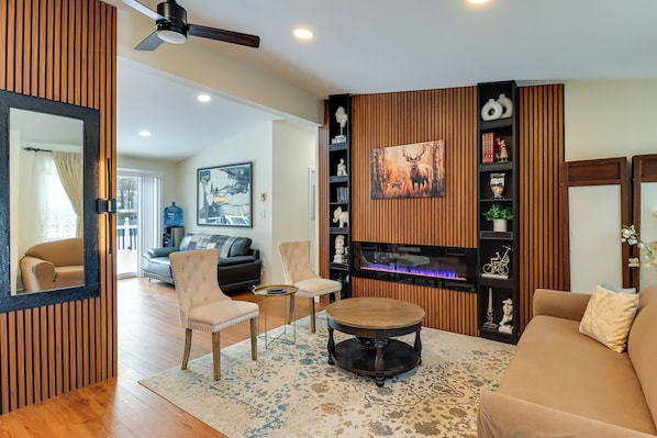 A modern living room with a fireplace, a round coffee table, and a sofa. - Dog-friendly Home 6 Mi to Big Boulder Mtn! (Albrightsville)
