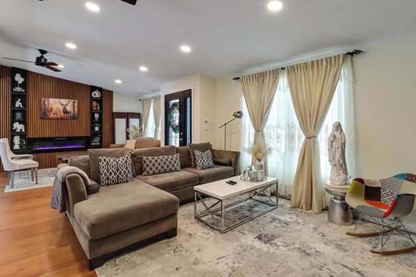 A living room with a sectional sofa, a coffee table, and a statue. - Dog-friendly Home 6 Mi to Big Boulder Mtn! (Albrightsville)
