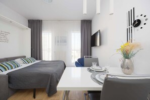 Tabla de planchar con plancha, cuna de viaje, wifi y ropa de cama 