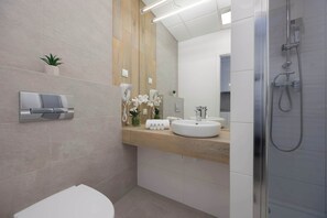 Shower, hair dryer, towels, shampoo - Comfortable Studio in Wola | Parking | Close to EXPO XXI (Warszawa)