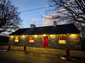 Exterior - Katie Daly’s Cottage 2-bedroom on the Ring of Kerry perfect for relaxing stays (Killarney)