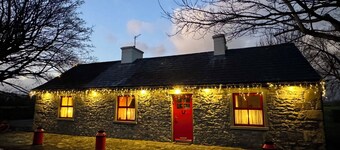 Katie Daly’s Cottage 2-bedroom on the Ring of Kerry perfect for relaxing stays